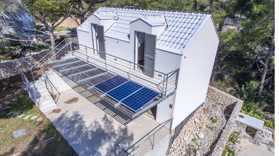 Vue aérienne de la maison avec installation solaire sur le toit