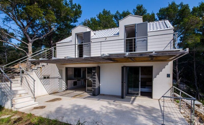 Maison moderne avec terrasse et escalier extérieur sur Brac