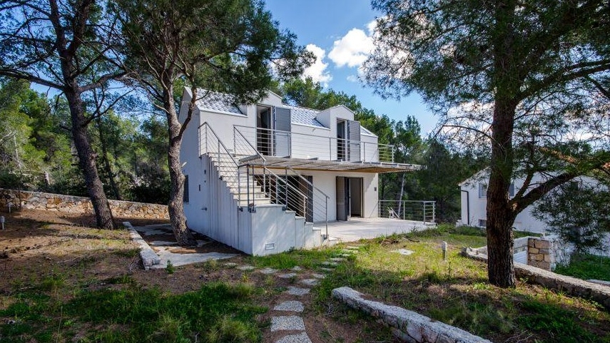 Vue extérieure de la maison depuis le terrain