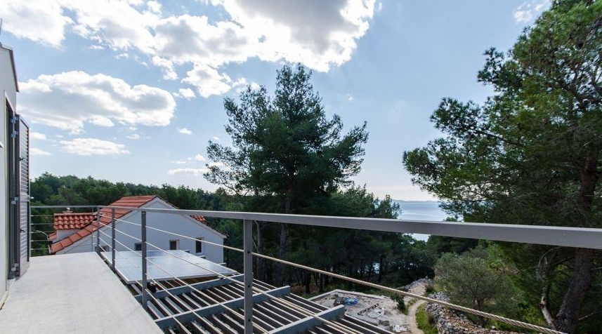 Balcon sous les combles avec vue sur la mer