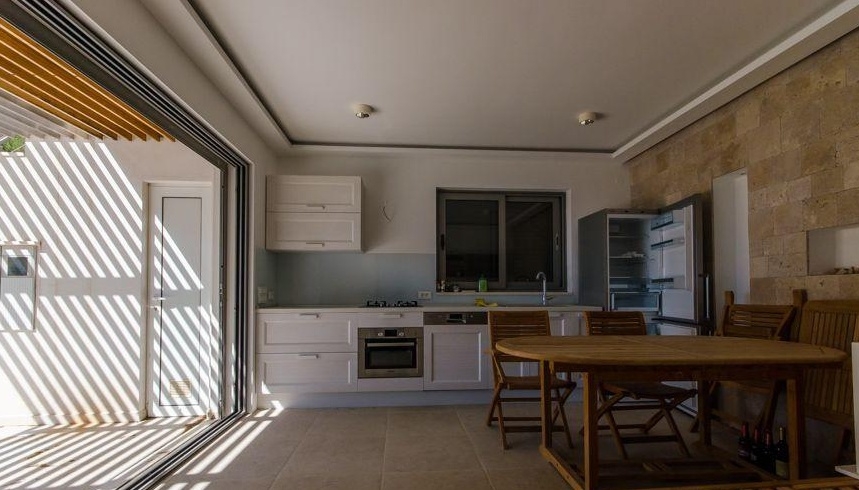 Cuisine avec espace repas et accès à la terrasse