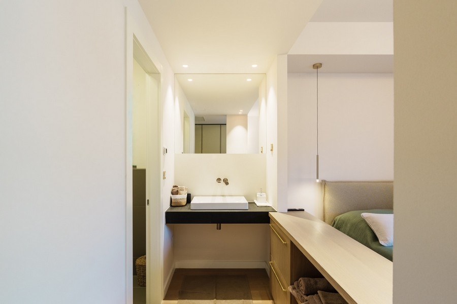Salle de bains lumineuse avec meuble vasque - H4083