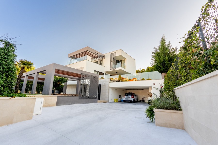Vue extérieure de la villa neuve avec entrée de garage - H4083