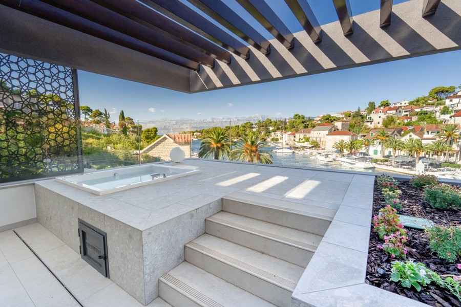 Terrasse avec jacuzzi et vue sur la mer et le centre du village - H4083