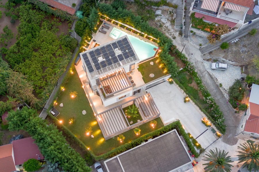 Vue aérienne de la villa avec jardin et piscine - H4083
