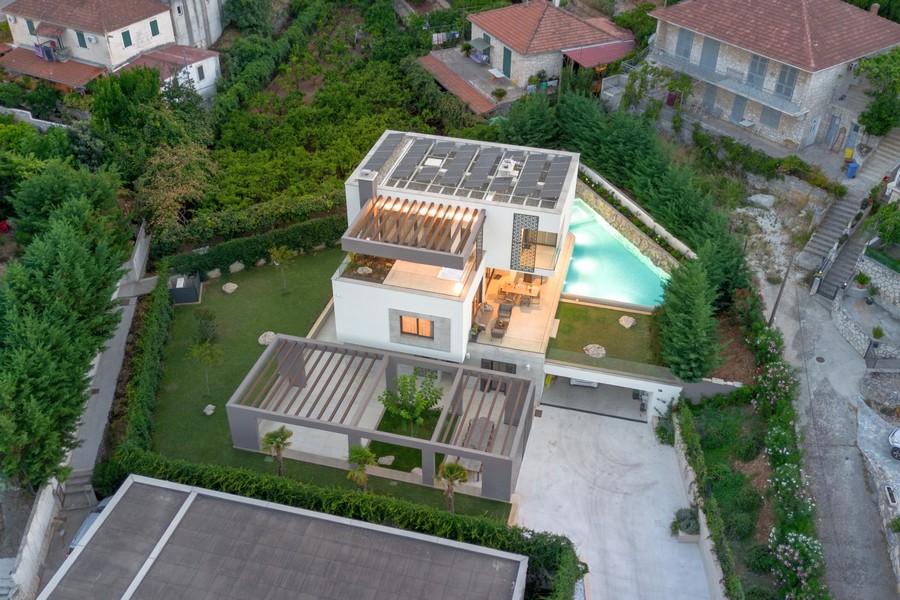 Villa avec piscine à débordement chauffée vue d'en haut - H4083