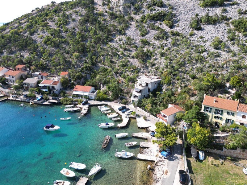 Vue aérienne de la baie avec bateaux et maison en première ligne de mer près de Senj