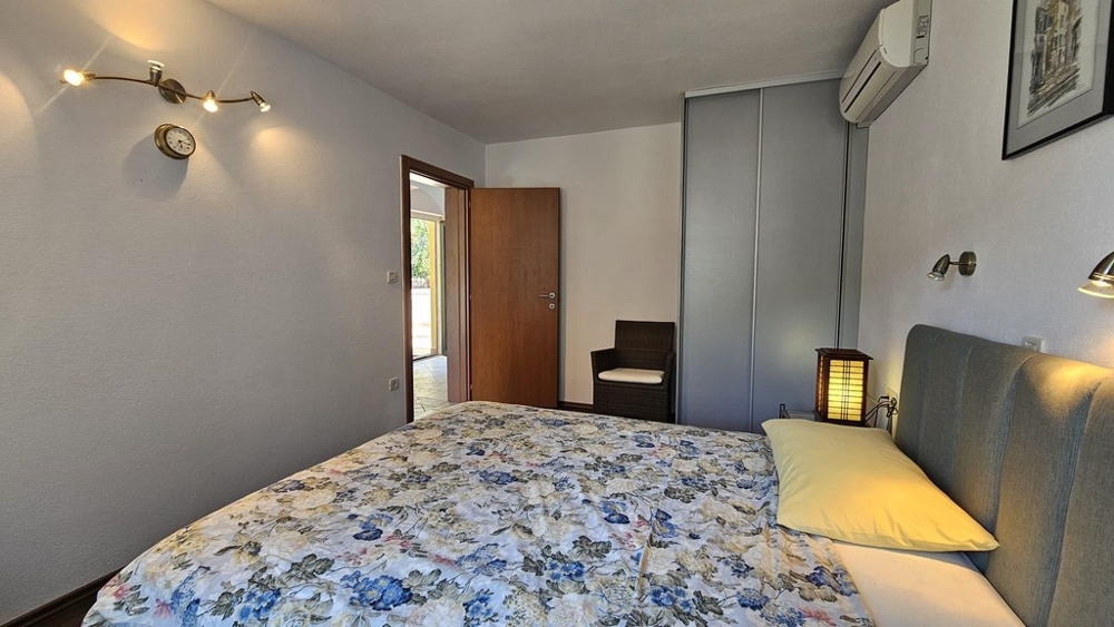 Chambre avec lit double et armoire