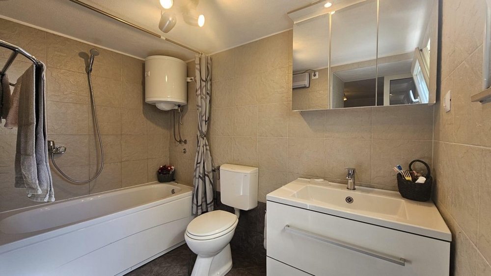 Salle de bains avec baignoire et lavabo
