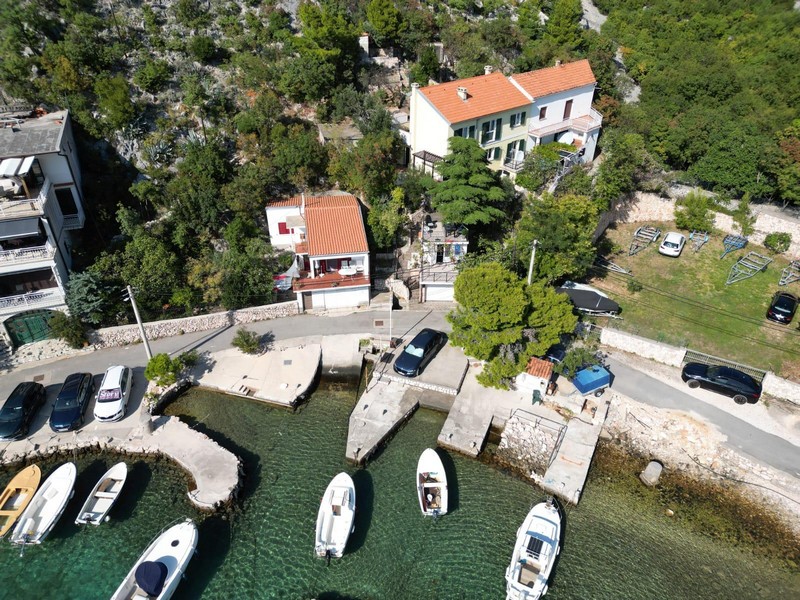 Maison avec jardin et ponton pour bateau vue du ciel