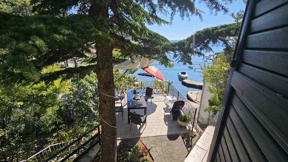 Coin salon sous les arbres avec vue mer