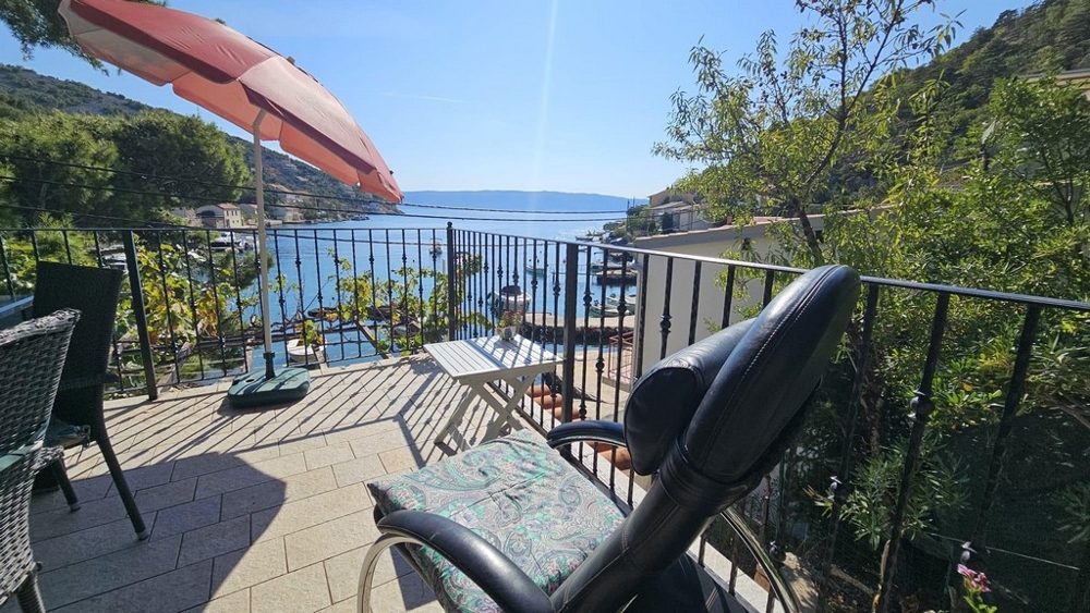 Terrasse avec coin salon et vue sur l'eau