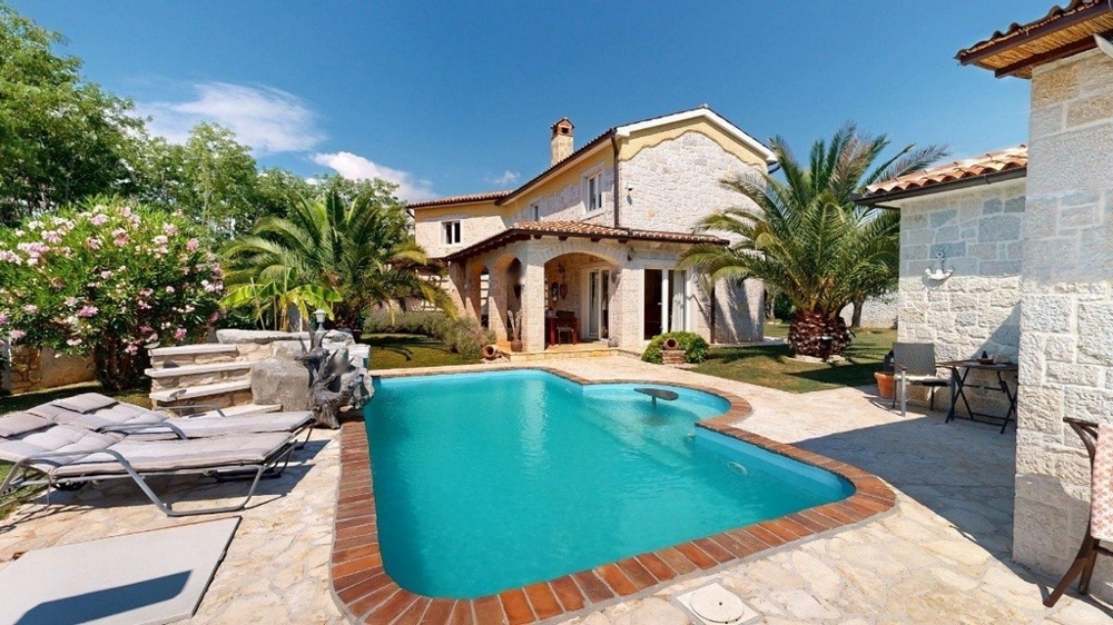 Maison individuelle avec piscine et palmiers près de Porec