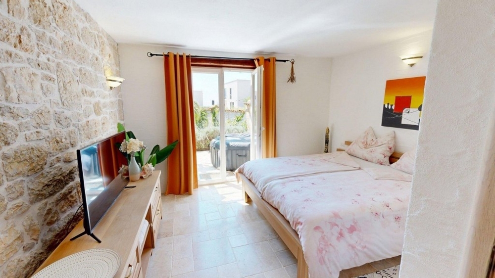 Chambre avec lit double et grande fenêtre