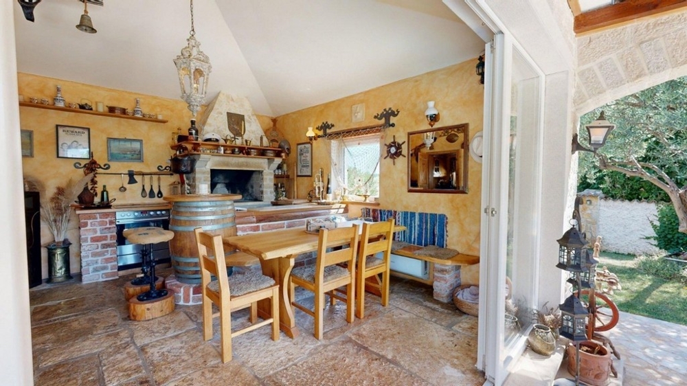 Konoba avec cheminée et table rustique en bois