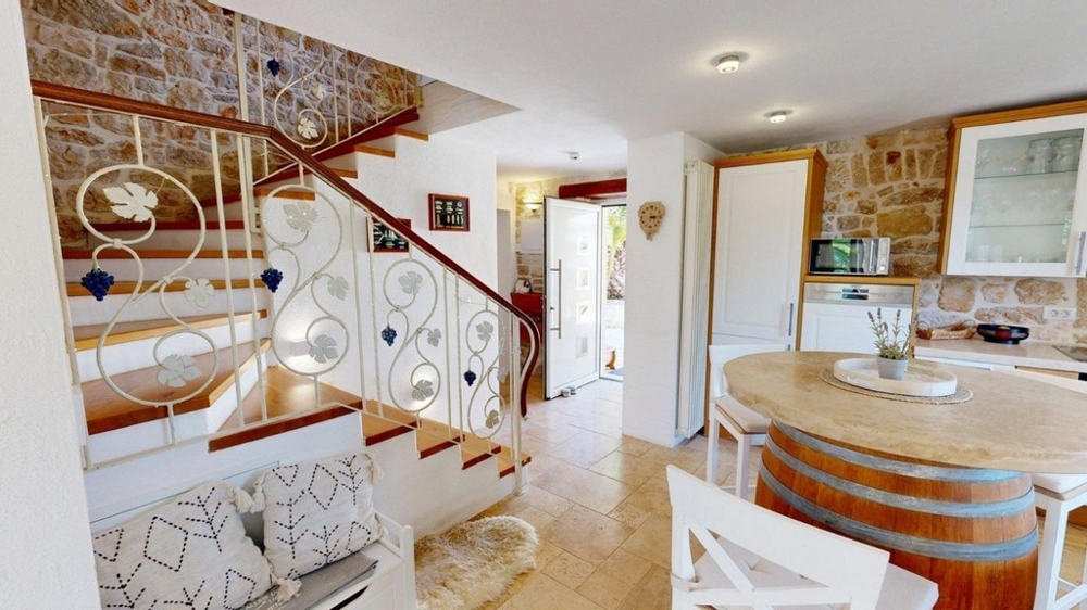 Escalier avec rampe en fer forgé et espace repas