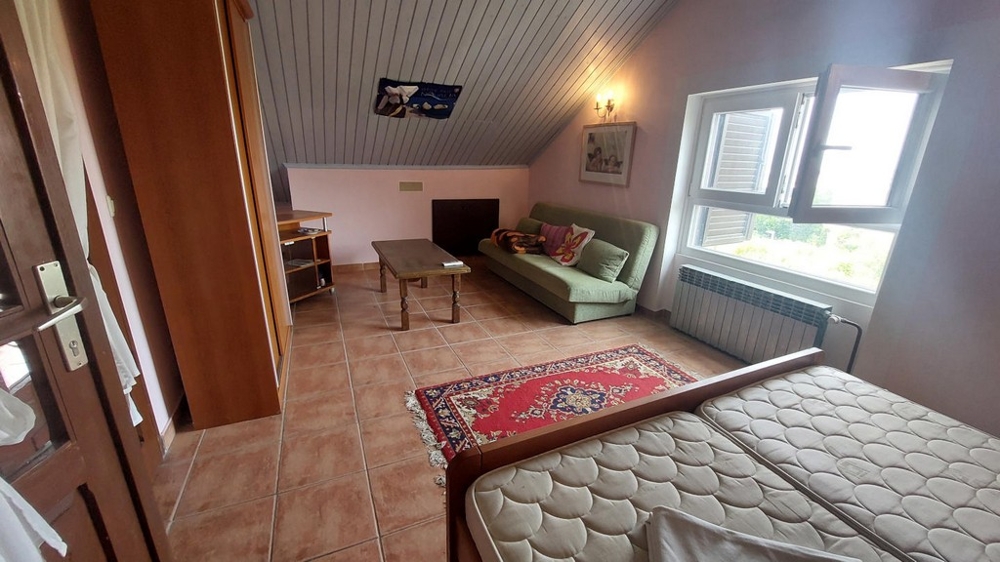 Pièce sous les combles avec canapé et lit, maison à Novalja, H4086
