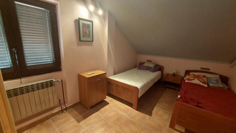 Pièce sous les combles avec deux lits simples, maison Novalja, H4086