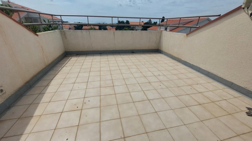 Grand toit-terrasse avec vue sur Novalja, maison H4086