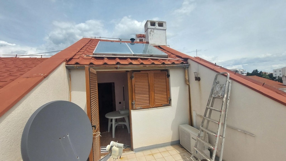 Toit avec panneaux solaires et accès au toit-terrasse, maison Novalja, H4086