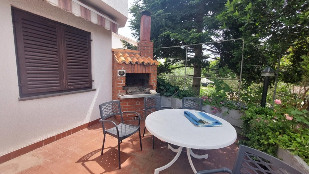 Terrasse avec cheminée-grill et table de jardin, maison à Novalja, H4086