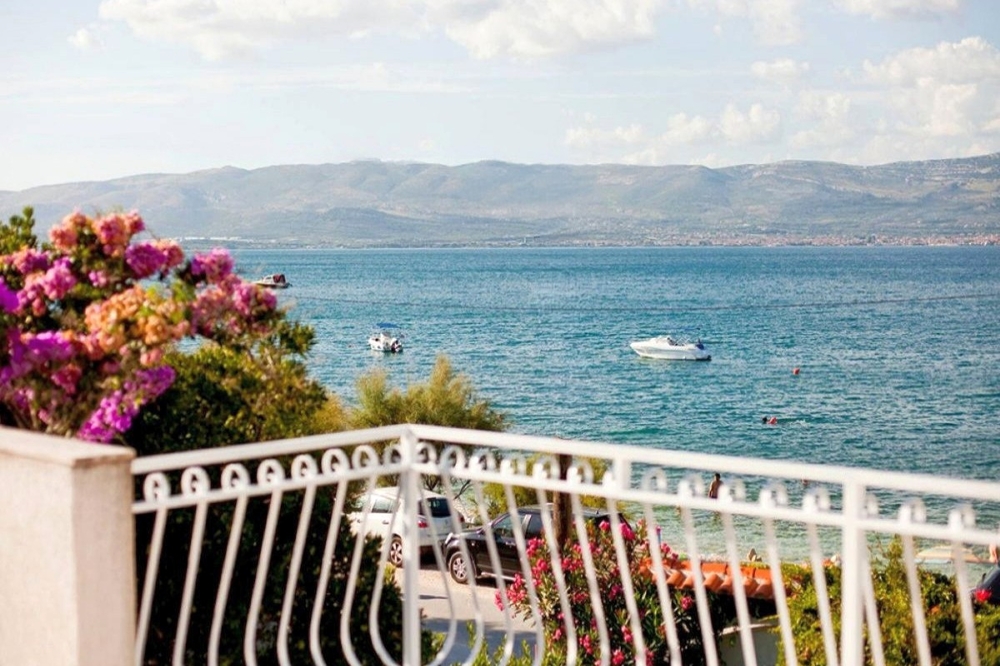 Maison sur Ciovo : terrasse avec vue sur la mer