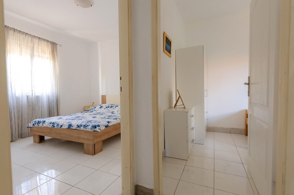 Chambre avec lit double vue depuis le couloir