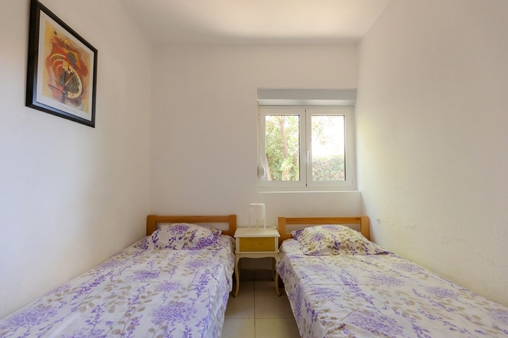 Chambre avec deux lits simples au rez-de-chaussée