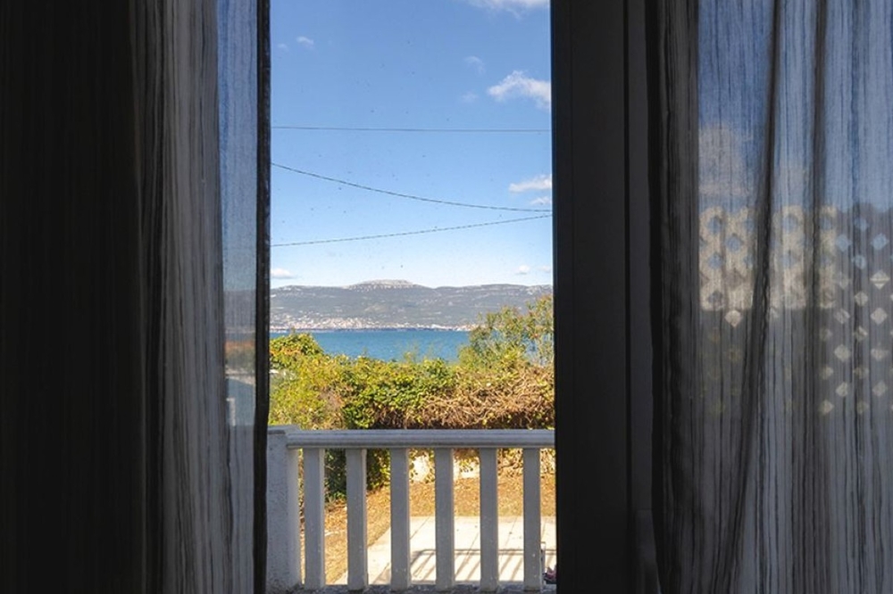 Vue mer depuis la fenêtre de la maison sur Ciovo