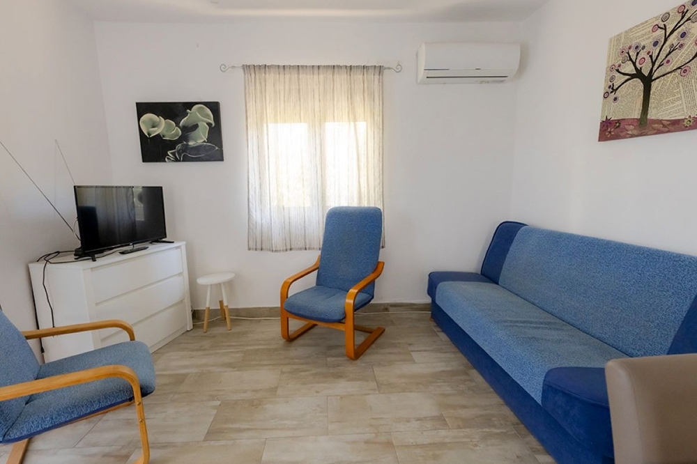 Séjour de l'appartement du rez-de-chaussée avec climatisation