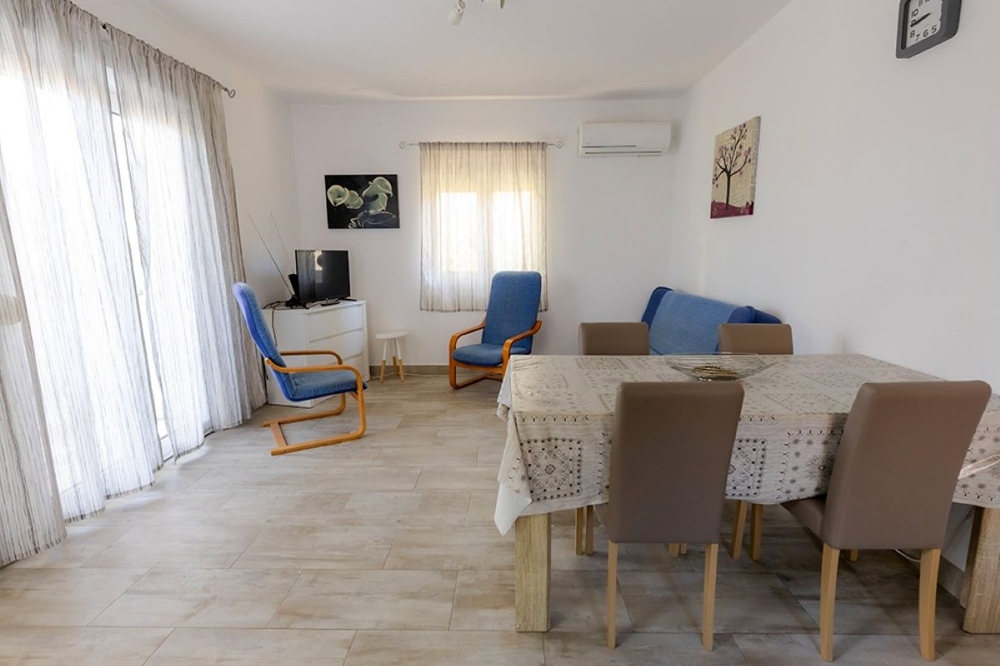 Séjour et espace repas de l'appartement du rez-de-chaussée