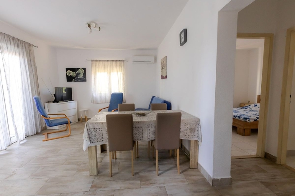Espace repas avec vue sur la chambre