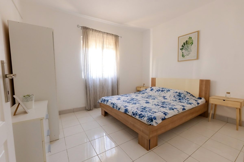 Chambre avec lit double au rez-de-chaussée