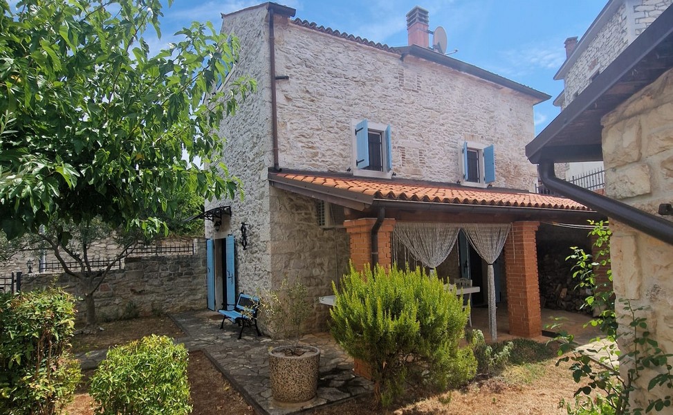 Maison en pierre istrienne avec jardin à vendre à Brtonigla