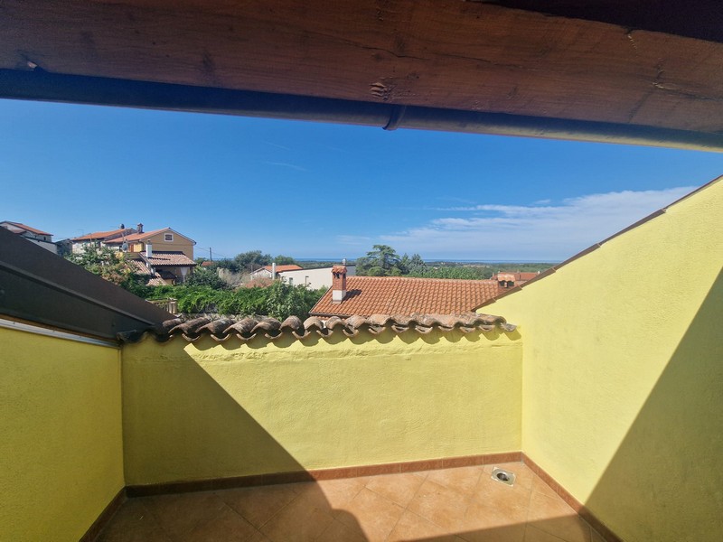 Toit-terrasse avec vue sur les toits de Brtonigla