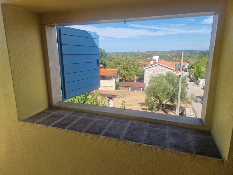 Vue depuis la fenêtre sur le village et les environs
