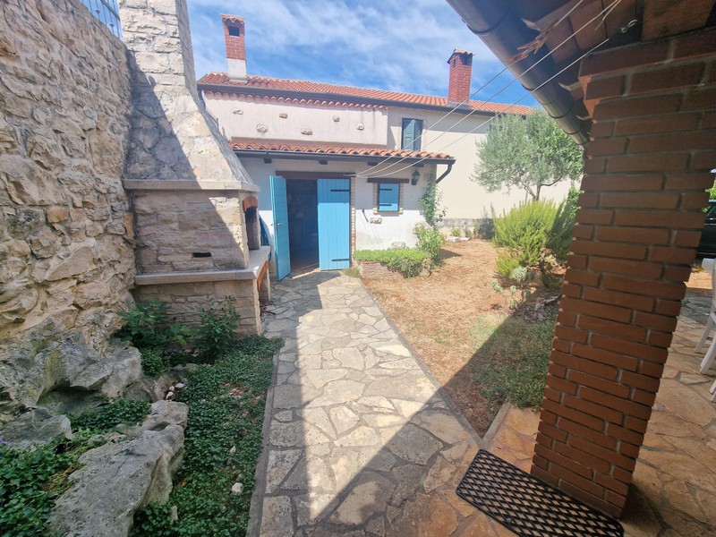 Accès à la maison avec volets bleus
