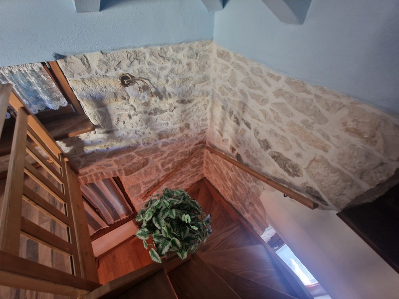 Escalier en bois dans la maison en pierre istrienne