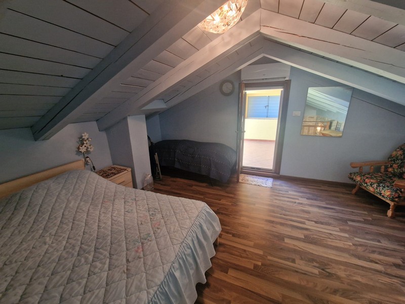 Chambre sous le toit avec accès à la terrasse