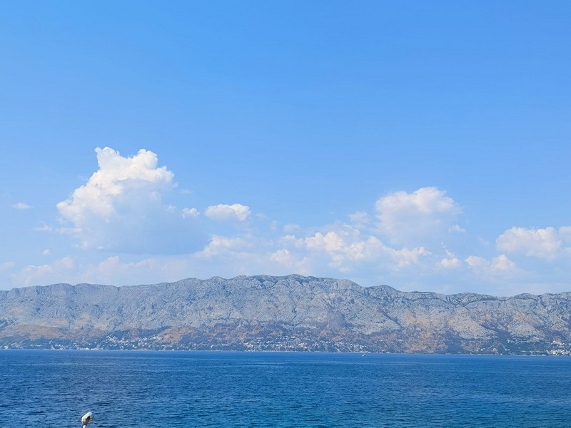 Vue mer sur le canal de Brac et le Biokovo depuis la maison H4090 à Povlja