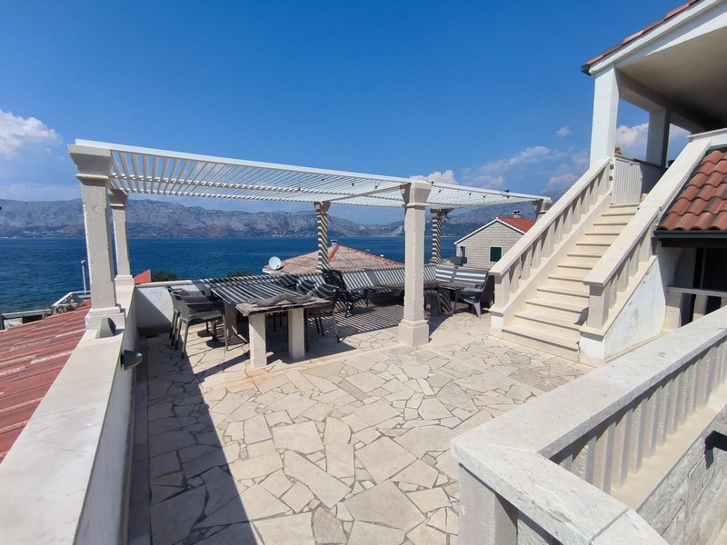 Terrasse avec vue mer de la maison de 6 appartements à Povlja sur Brac
