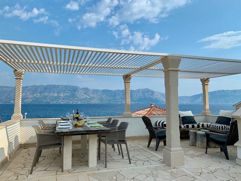 Terrasse couverte avec coin salon et vue sur la mer, maison H4090 Povlja
