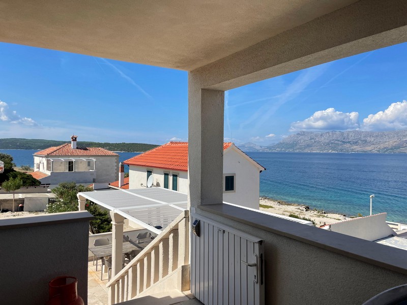 Vue depuis la terrasse sur Povlja et la mer, maison à vendre sur Brac