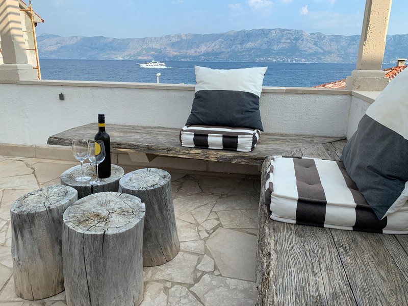 Terrasse commune avec mobilier de jardin de l'immeuble d'appartements à Povlja