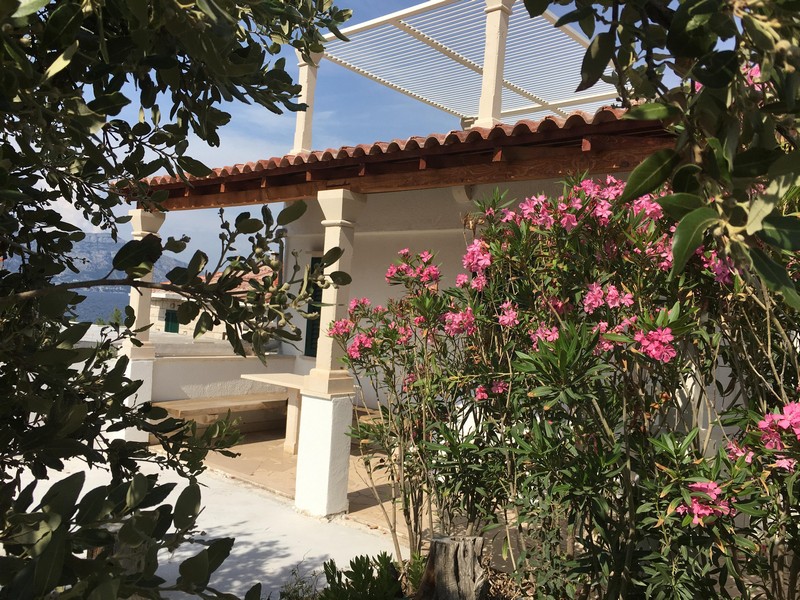 Vue extérieure de la maison avec jardin et cour à Povlja, île de Brac