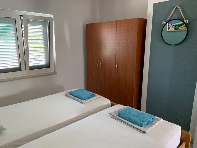 Chambre dans l'un des six appartements, maison H4090 sur l'île de Brac