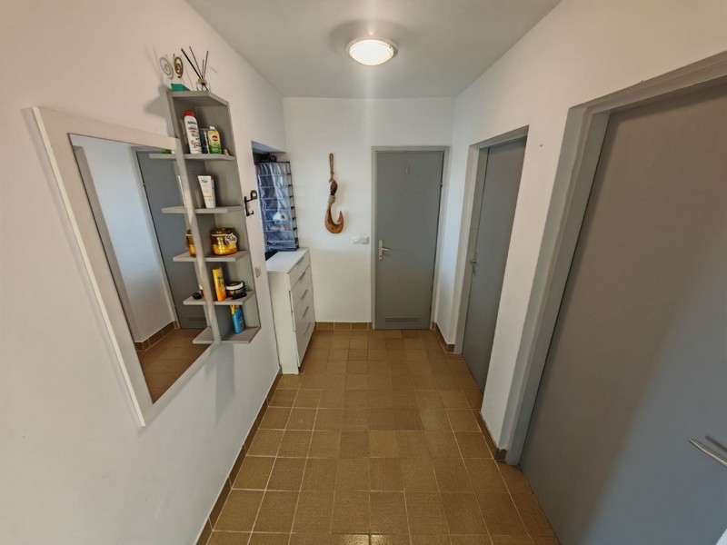 Couloir desservant les pièces, maison Klenovica H4091
