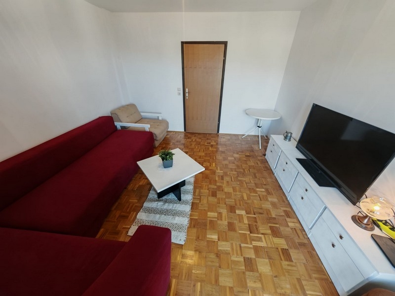 Pièce de vie avec canapé et télévision, maison à vendre Klenovica H4091