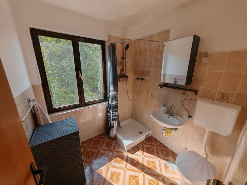 Salle de bains avec fenêtre, maison à vendre à Klenovica H4091