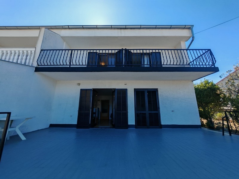 Maison jumelée avec balcon et terrasse à Klenovica, H4091